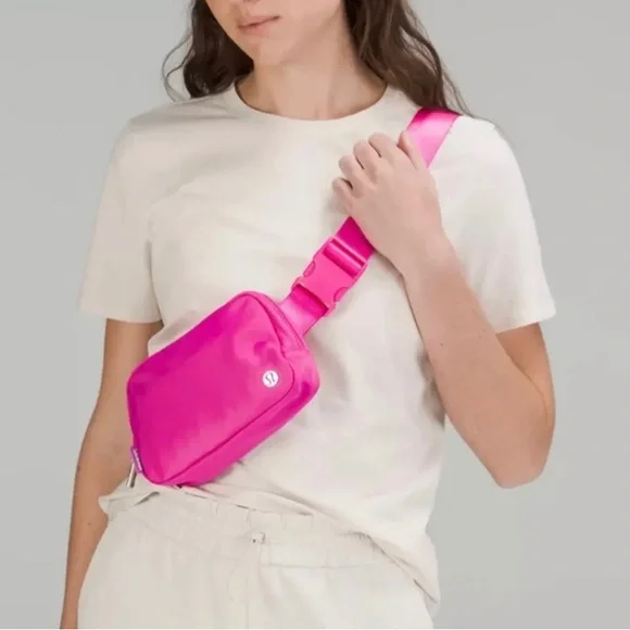 💞 Lululemon 1L belt bag in Sonic Pink 💞 - Picture 4 of 9